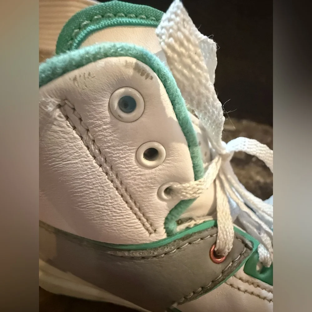 Nike. Wmns Air Jordan 2 Retro 'Crystal Mint'. Size 8.